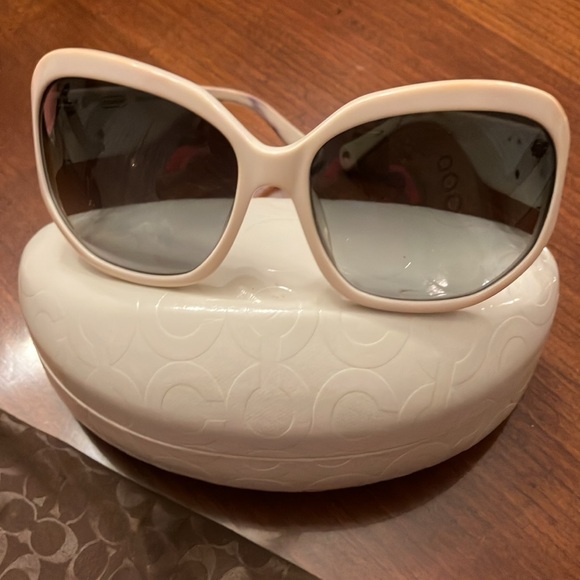 COACH WHITE ARABELLA SUNGLASSES. EXCELLENT CONDITION. WHITE EMBOSSED CASE. EUC - Picture 3 of 15